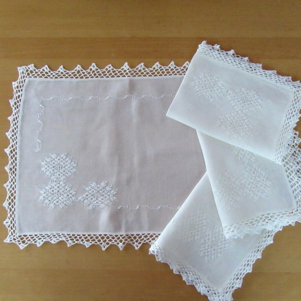 Off white embroidered placemats with crocheted lace trim - set of 4 - vintage
